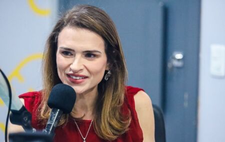 Mar&iacute;lia Arraes durante sabatina.