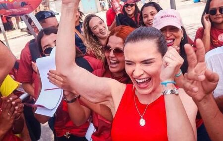 Mar&iacute;lia Arraes em ato com apoiadores.