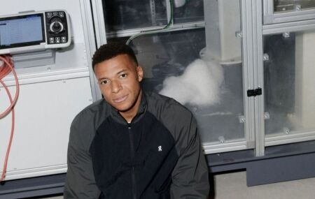 Mbapp&eacute; assina com a ON.