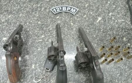 Armamento apreendido pela Pol&iacute;cia Militar durante ocorr&ecirc;ncia no bairro da Mustardinha, no Recife
