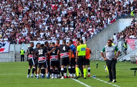 Jogadores do Santa Cruz em comemora&ccedil;&atilde;o ap&oacute;s gol de Renato