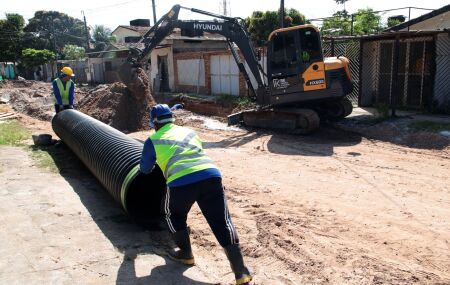 As obras de drenagem e cal&ccedil;amento em Pau Amarelo, no Paulista.