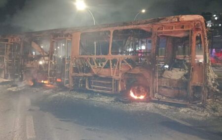 Um &ocirc;nibus foi incendiado durante um protesto na BR-101, na comunidade dos Milagres, no bairro do Ibura, Zona Sul do Recife. 