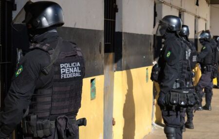 Opera&ccedil;&atilde;o policial em pres&iacute;dio.