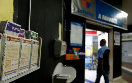Painel com volantes de loterias em lot&eacute;rica