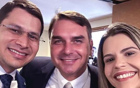 Pastor J&uacute;nior T&eacute;rcio, Fl&aacute;vio Bolsonaro e Clarissa T&eacute;rcio.