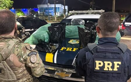 Agentes da Pol&iacute;cia Rodovi&aacute;ria Federal (PRF) em a&ccedil;&atilde;o policial contra ao tr&aacute;fico de drogas em Moreni, no Grande Recife.
