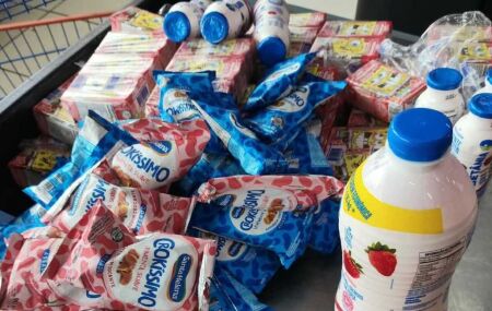 Produtos vencidos encontrados pelo Procon-pe em supermercado no Recife.