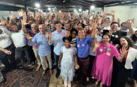 Professor Lup&eacute;rcio participa de encontro com aliados.