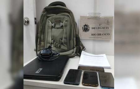 Material apreendido pela pol&iacute;cia 