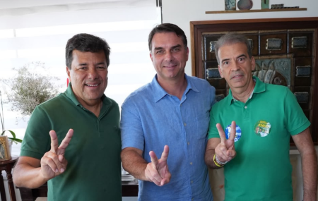 Mendon&ccedil;a, Fl&aacute;vio Bolsonaro e Alberto Feitosa