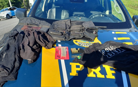 Muni&ccedil;&otilde;es, coletes bal&iacute;sticos e uniformes de pol&iacute;cia apreendidos pela PRF