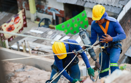 Obras de conten&ccedil;&atilde;o em encosta no bairro de &Aacute;guas Compridas, Olinda