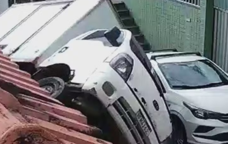 Caminh&atilde;o tomba em ladeira na Zona Norte do Recife