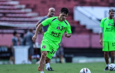 Ronald durante treinamento do Santa Cruz no Arruda.