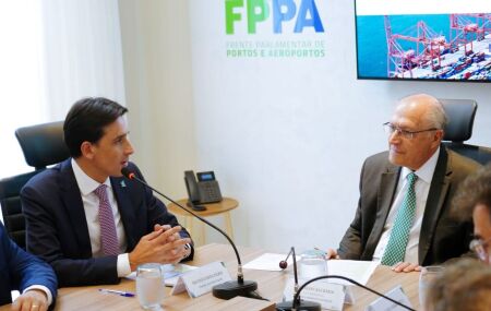 A iniciativa re&uacute;ne a Frente Parlamentar, o Instituto Brasileiro de Infraestrutura, o Congresso Nacional e o Governo Federal em torno de uma agenda comum para o desenvolvimento do setor.