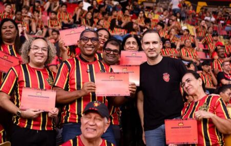 Presidente do Sport, de camisa preta, entregando certificados da parceria com as escolas.