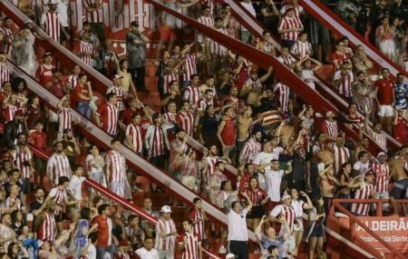 Torcida alvirrubra presente nos Aflitos.