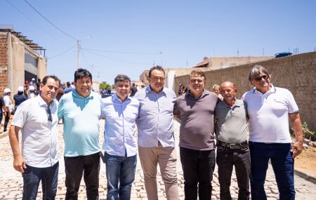 Eduardo da Fonte e apoiadores polit&iacute;cos em Sert&acirc;nia
