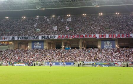 Torcida do Santa Cruz nas arquibancadas da Arena de Pernambuco.