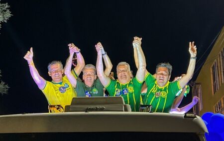 Vice de Fl&aacute;vio Bolsonaro, Alfredo Gaspar, faz carreata em Santa Cruz do Capibaribe.
