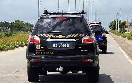 Viaturas da Pol&iacute;cia Federal.