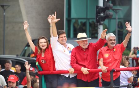 Lula faz ato eleitoral de campanha no Recife Antigo