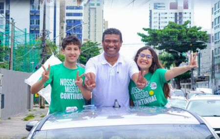 Joel da Harpa em ato de campanha por Jaboat&atilde;o