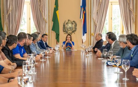 Governadora Raquel Lyra recebe representantes de clubes pernambucanos