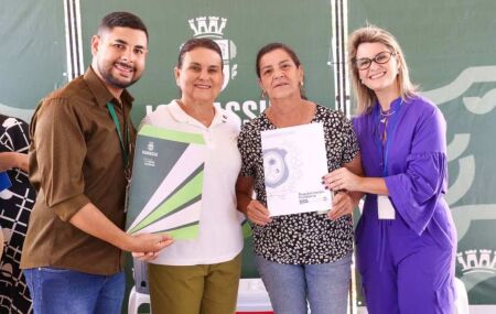 Prefeita Elcione entrega t&iacute;tulos fundi&aacute;rios para moradores da Vila Saramandaia.