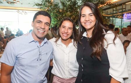 Vereador Felipe Nascimento, governadora reeleita Raquel Lyra e a prefeita de Olinda, Mirella Almeida.