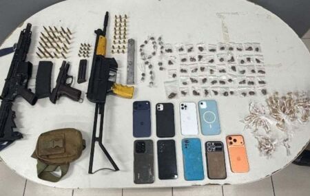 Armas, drogas e celulares apreendidos.