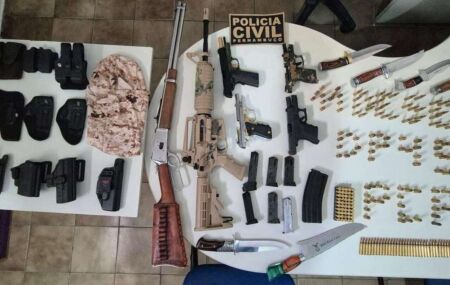 Armas e muni&ccedil;&otilde;es apreendidas pela Pol&iacute;cia Civil.