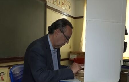 Augusto Cury votando. 