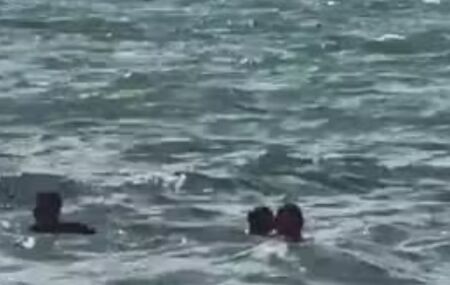 Banhistas na Praia de Boa Viagem.