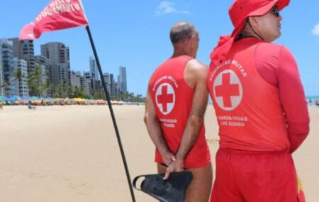 Bombeiros em praia.