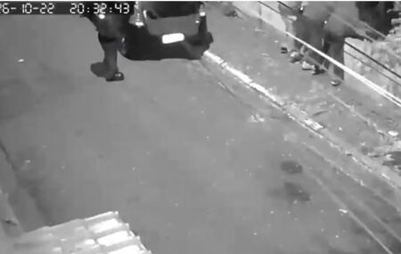 C&acirc;mera de seguran&ccedil;a flagrou grupo abandonando corpo