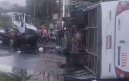 Caminh&atilde;o atinge &ocirc;nibus em Paulista.