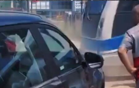Carro &eacute; atingido por VLT em Jaboat&atilde;o.