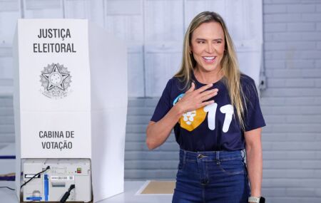Celina Le&atilde;o durante vota&ccedil;&atilde;o no 1&deg; turno.