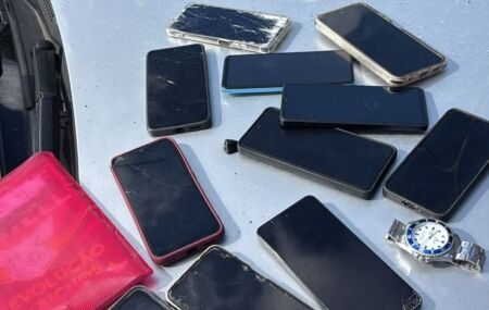 Celulares recuperados por PMs ap&oacute;s assalto.