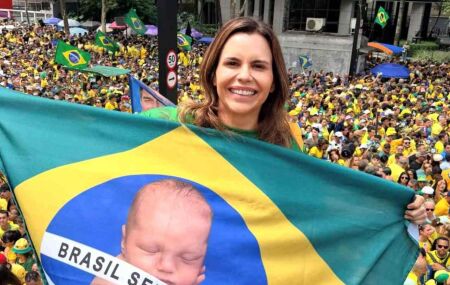 Clarissa T&eacute;rcio em manifesta&ccedil;&atilde;o na Avenida Paulista.
