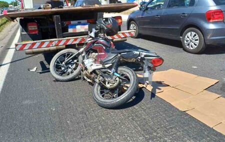 Colis&atilde;o entre moto e caminh&atilde;o.