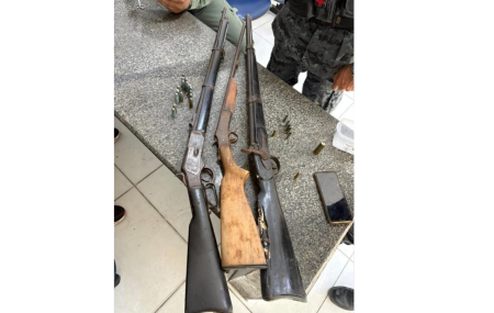 Tr&ecirc;s armas de fogo e diversas muni&ccedil;&otilde;es foram apreendidas em Olinda