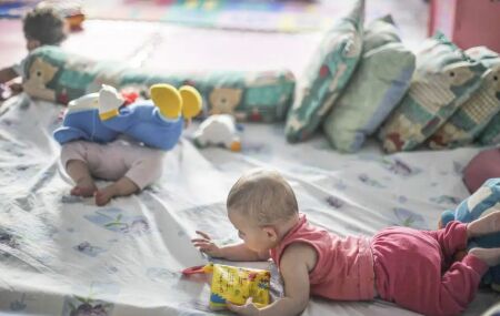 Crian&ccedil;as em cama.