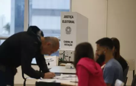 Eleitores em vota&ccedil;&atilde;o