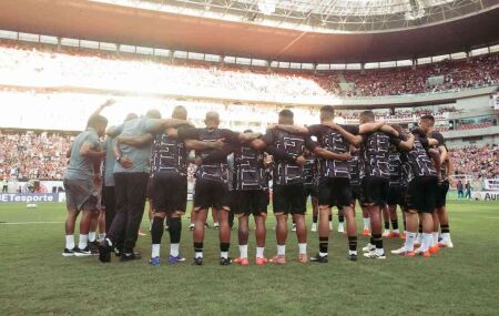 Elenco do Santa Cruz na Arena de Pernambuco.