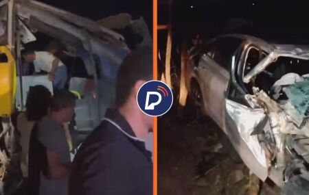 &Ocirc;nibus com universit&aacute;rios bate em carro e poste na PE-53, em Lagoa de Itaenga.