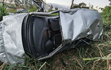Motorista capota carro na BR-408, em Nazar&eacute; da Mata, e recusa teste do baf&ocirc;metro.