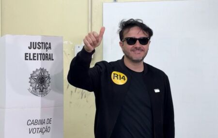 Candidato do Miss&atilde;o criticou o processo eleitoral e fez ataques a Fl&aacute;vio Bolsonaro ap&oacute;s registrar o voto: "&Eacute; muito triste que o pa&iacute;s vote em um cara completamente covarde, desqualificado".